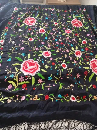 Manton de Manila  de Nava ,bordado a mano,de seda.