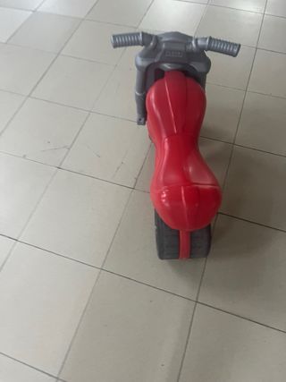 Moto correpasillos infantil roja y gris