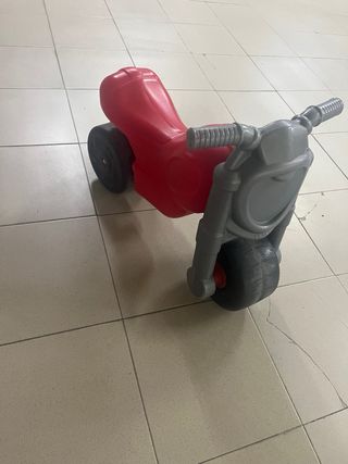Moto correpasillos infantil roja y gris