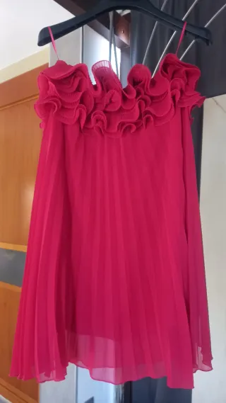 Vestido rosa con volantes y plisado