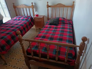 Cama antigua de madera tallada. 4 camas