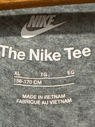 Camiseta Nike gris con nudo