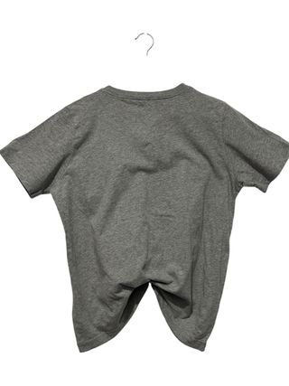 Camiseta Nike gris con nudo