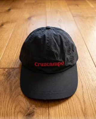 Lote de gorras publicitarias