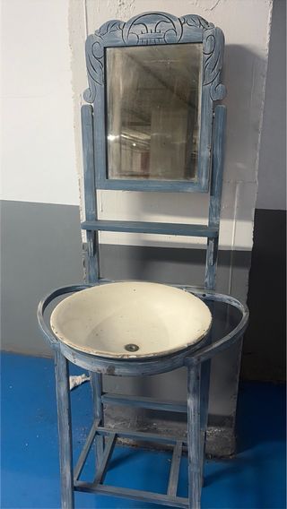 Lavabo antiguo azul con espejo