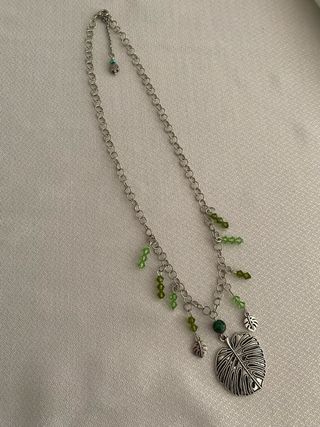 Collar plateado con hojas y cristales de Swarosvki