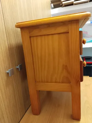 Mesita de noche de madera con 2 cajones