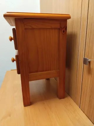 Mesita de noche de madera con 2 cajones