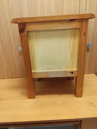 Mesita de noche de madera con 2 cajones