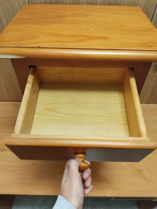 Mesita de noche de madera con 2 cajones