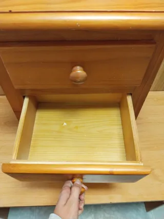 Mesita de noche de madera con 2 cajones