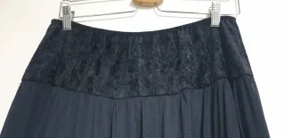 Falda larga negra con detalles de encaje