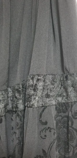 Falda larga negra con detalles de encaje