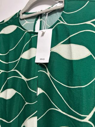 Blusa estampada con etiquetas de Mango Talla M