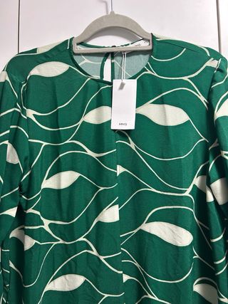 Blusa estampada con etiquetas de Mango Talla M