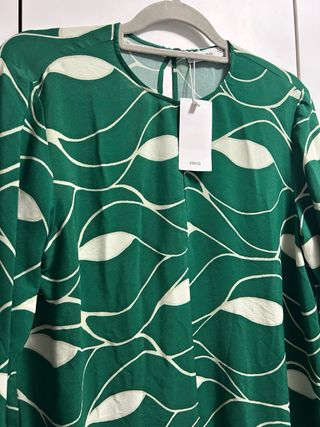 Blusa estampada con etiquetas de Mango Talla M