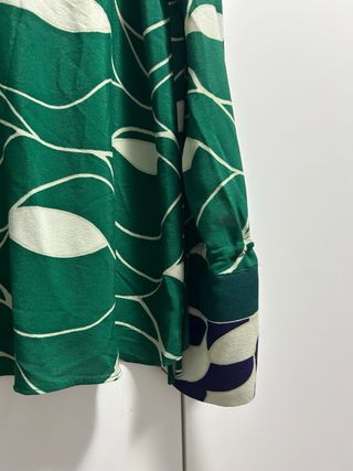 Blusa estampada con etiquetas de Mango Talla M