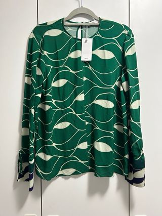 Blusa estampada con etiquetas de Mango Talla M