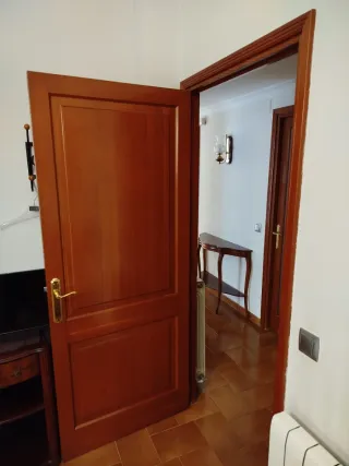 Puertas de madera marrón claro,muy buen estado