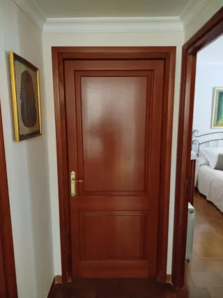 Puertas de madera marrón claro,muy buen estado