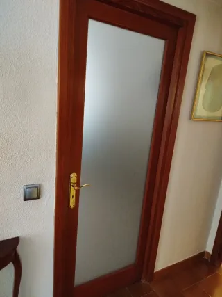 Puertas de madera marrón claro,muy buen estado