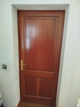 Puertas de madera marrón claro,muy buen estado