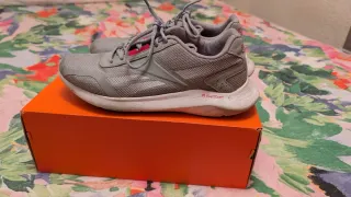 Deportivos Reebok grises y rojos