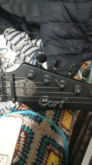 Guitarra eléctrica negra