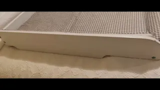 Cambiador de bebé de madera maciza con funda