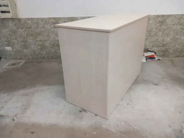 Mostrador con cajón de madera beige