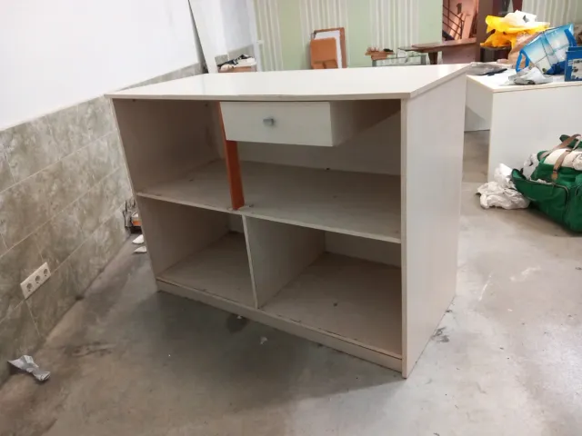 Mostrador con cajón de madera beige
