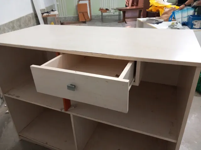 Mostrador con cajón de madera beige