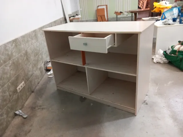 Mostrador con cajón de madera beige