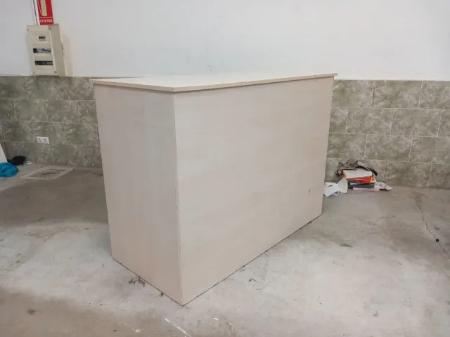Mostrador con cajón de madera beige