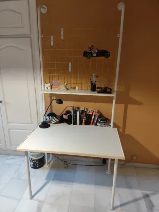 Escritorio blanco con estantería amarilla