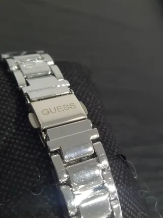 Reloj Guess Plateado y Blanco
