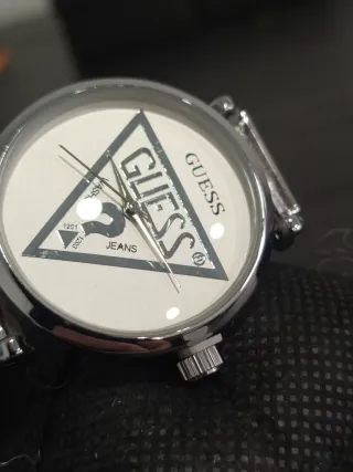 Reloj Guess Plateado y Blanco