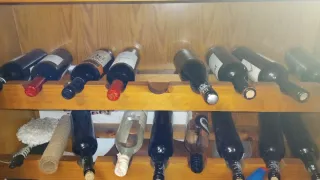 Mueble botellero de madera y cristal