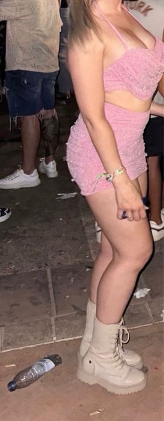 Traje de festival rosa, puesto solo una vez