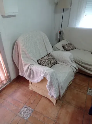 Sillón de tela beige