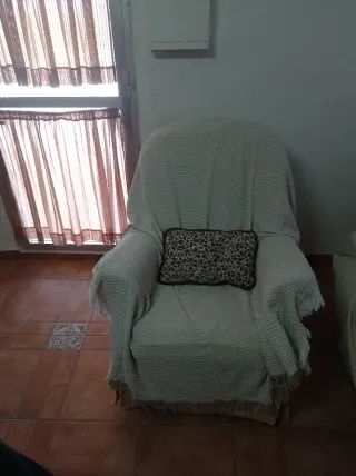 Sillón de tela beige