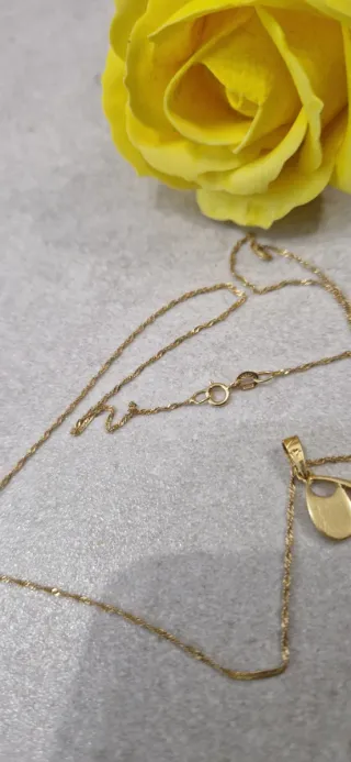 Cadena y colgante de oro