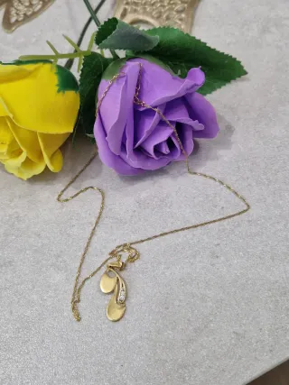 Cadena y colgante de oro