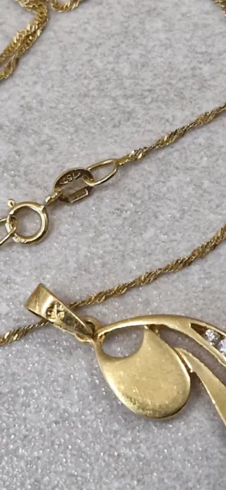 Cadena y colgante de oro