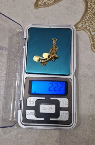 Cadena y colgante de oro