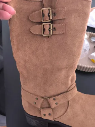 Botas de ante con hebillas,nuevas a estrenar.