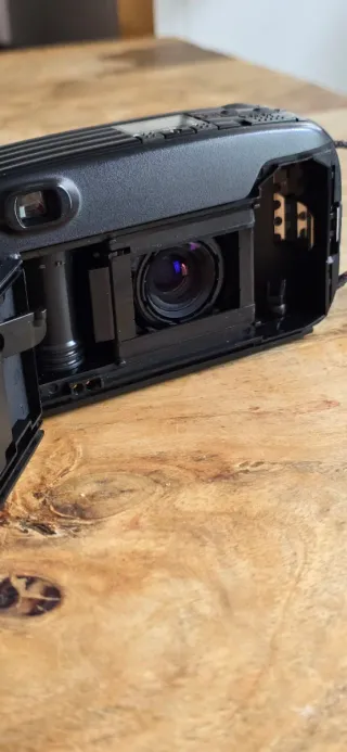 Cámara Nikon Zoom 100 AF analógica .