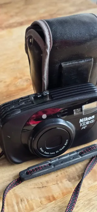 Cámara Nikon Zoom 100 AF analógica .