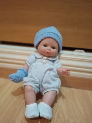 Muñeco bebé con gorrito y manoplas