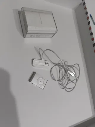 Apple iPod Shuffle Plata y Blanco